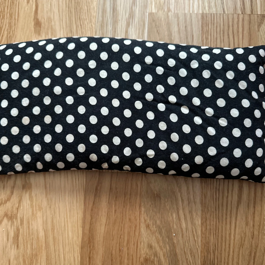 Svart Prickig Vetekudde - 3