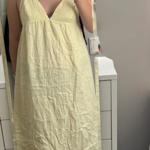 Gul klänning – H&M, somrig och luftig - Fin gul klänning från H&M. Perfekt till sommaren, midsommar eller semestern. Luftig modell, bekväm passform. Storlek: xl Nästan ny – använd en gång. 
