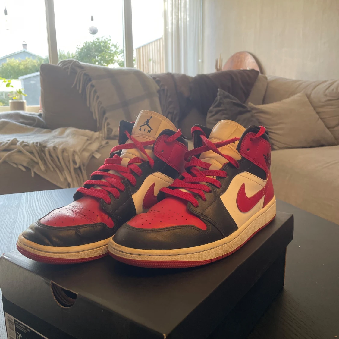 Nike Air Jordan 1 Mid röd/svart/vit