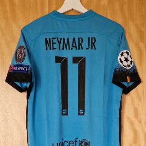 Neymar Jr fotbollströja Barcelona 15-16 - Neymar Jr Barcelona repIika fotbollströja 15-16. Helt ny med tag. Storlek: Medium