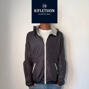 Colmar windbreaker - Mycket Bra skick, dragkedjan är lite trög men inget man tänker på annars toppskick. Storlek XS passar dig som är mellan 158–170 cm. Nypris ca 3000 kr. Modellen är 168 cm, 59kg. Passar bra nu till höst/vinter. Skriv för mer bilder eller information! 🤝