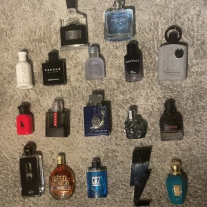 Trendiga parfymer byta och säljer - Samling med 17 populära herrparfymer från märken som Dior, Creed, Prada, Valentino, Diesel, Nautica, Ralph Lauren och fler. Perfekt för dig som vill testa olika dofter från kända varumärken. Flera flaskor i olika storlekar och stilar. Byter och säljer