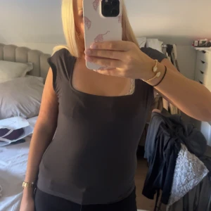 Gina topp - Säljer denna mörkgråa top från ginas soft touch kollektion då den inte kommer till användning. Aldrig använd utan endast testad. Storlek xl men sitter som m. 