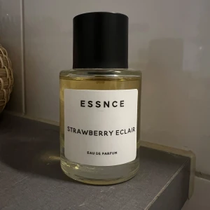 Essnce Strawberry Eclair Parfym - Supergod doft som inte kommer till användning då den inte passar mig! Endast testad fåtal gånger ⭐️