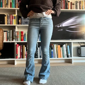 Ljusblå bootcut jeans - Snygga ljusblå jeans med bootcut passform och klassisk femficksdesign. Jeansen har normal midja och är tillverkade i mjukt denimtyg som sitter skönt. Perfekta för dig som gillar en tidlös och avslappnad stil.