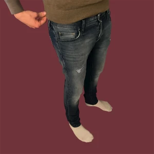 Jeans med Slitningar  - Snygga jeans med slitningar från Jack & Jones. Storlek 30/34, sitter 31/33. Pris 189 eller kom med bud! BVSA💰💰