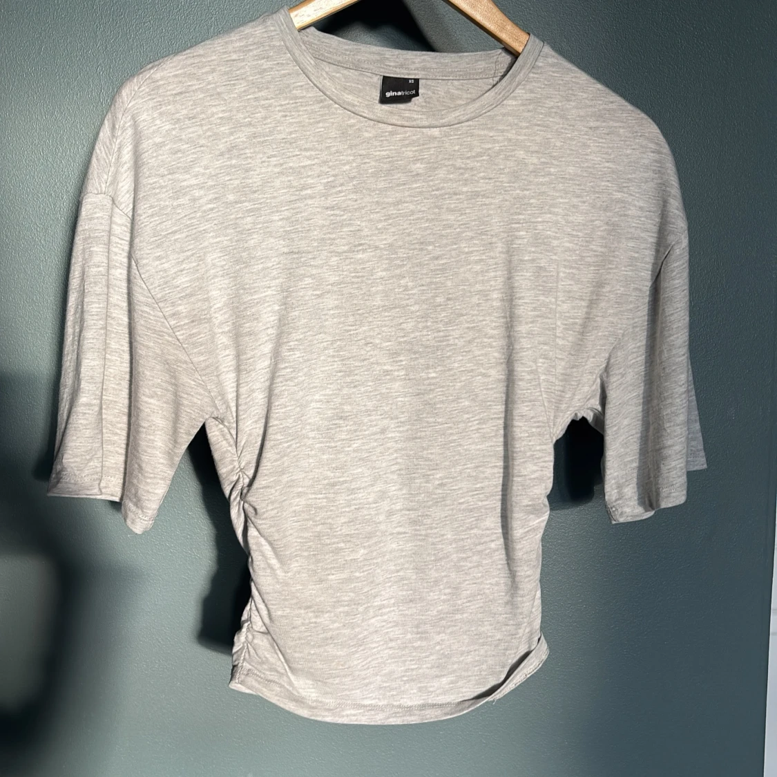 Ljusgrå croppad t-shirt Gina Tricot