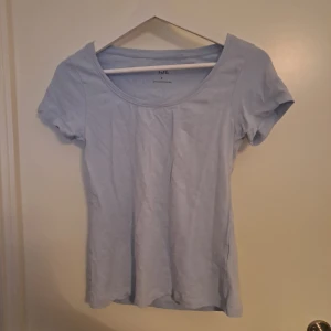 Ljusblå tröja - Använd skick. Mer ljusblå/ babyblå än på bilden. 🩷 str s