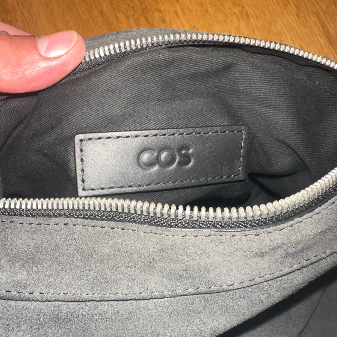 Svart axelväska i mocka från COS - 2