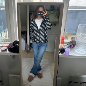 Cool ziptröja från Karl Lagerfeld - Säljer en svartvit ziptröja från Karl Lagerfeld. Perfekt för dig som vill sticka ut med kläder från kända märken! Tröjan är stor i storleken så skulle säga att den är som en S (trots att det står XXS). 