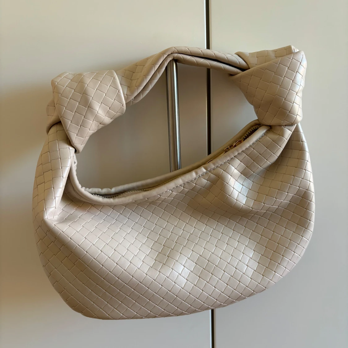 Beige axelväska i flätad look från Bubbleroom