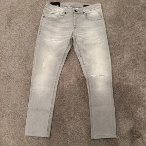 Dondup Jeans George - Dondup Jeans George! Trendigaste jeansen på marknaden. Skick 9,5/10 Nypris = 4000kr  Säljs för = 649