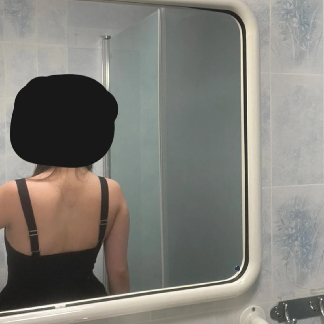 Svart kort klänning med breda axelband