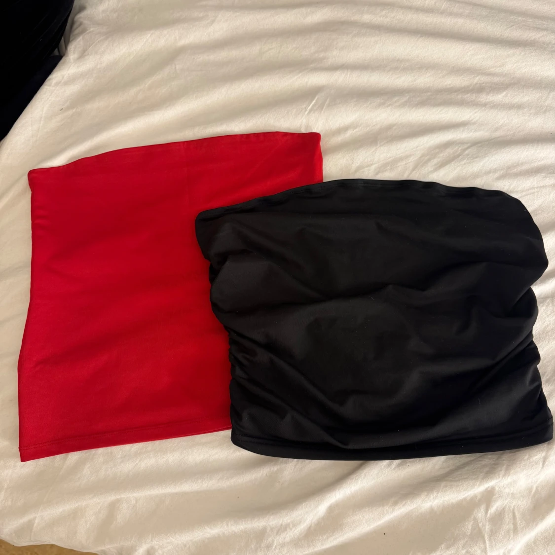 Två toppar i rött och svart