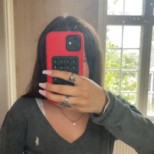 Grå v-ringad tröja från Ralph Lauren - Fin grå långärmad tröja från Polo Ralph Lauren med v-ringning och klassisk vit broderad logga på bröstet. Säljer då den inte kommer till användning men är super fin💕