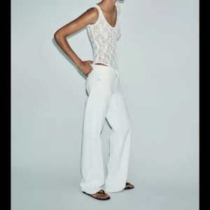 Vita lie waist wide jeans  - Säljer slutsålda  vita jeans med låg midja och  wide passform från Zara . Nya med lappen kvar, sälj pga för stora🩷