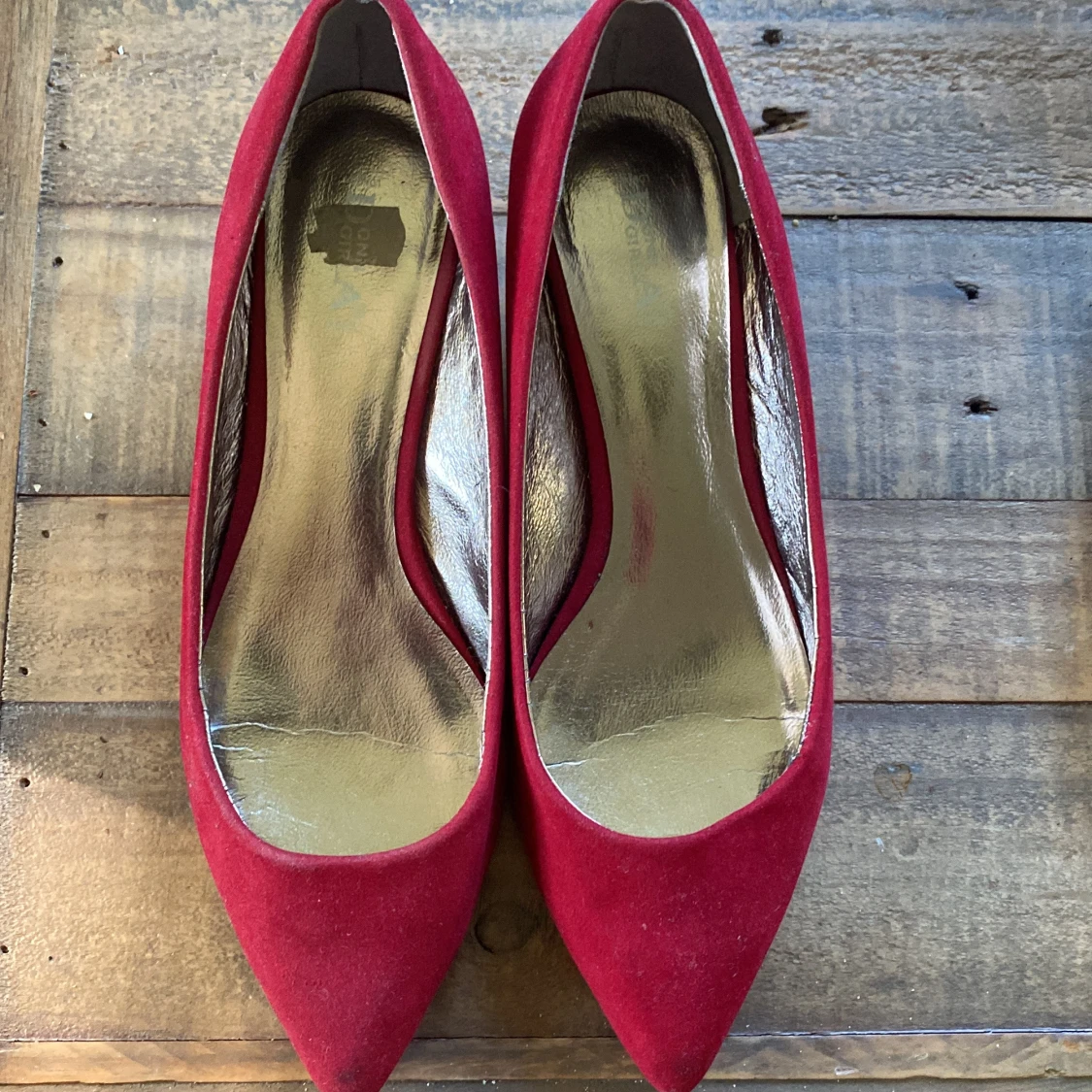 Röda pumps med spetsig tå