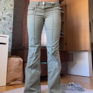 Ljusgröna bootcut byxor med fickor - Säljer dessa supercoola jeans i grön färg, utsvängda och i gott skick. 