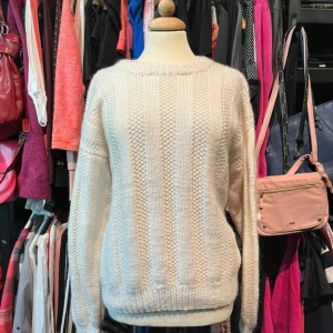 Vit stickad tröja från Spader Ess - Mysig vit stickad tröja från Spader Ess med breda ribbade muddar och ett snyggt strukturerat mönster i ränder. Tröjan har rund halsringning och långa ärmar, perfekt för kyliga dagar. Materialet är 100% akryl och modellen har en klassisk, avslappnad passform.