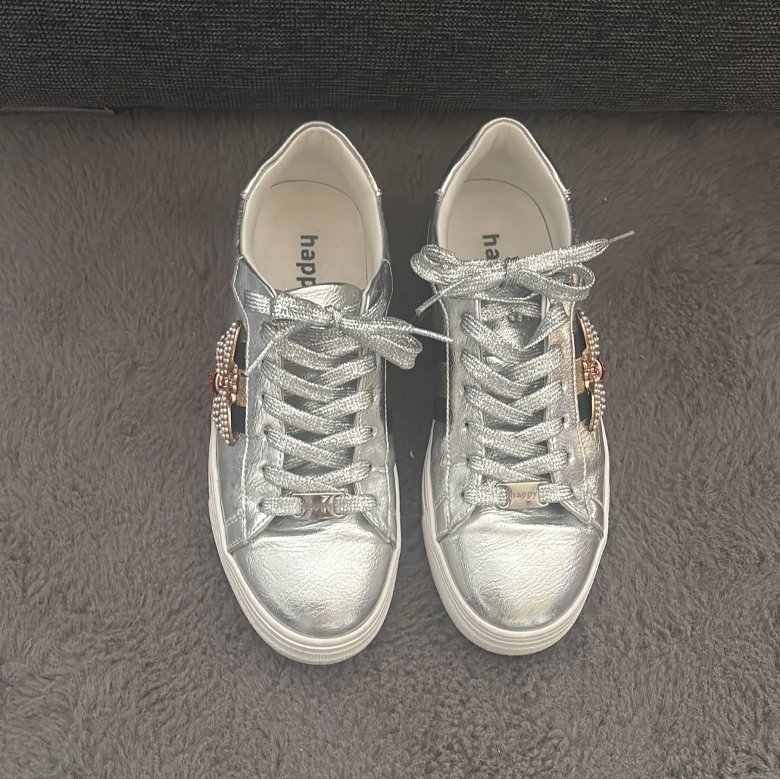 Silvriga sneakers med pärlbi - 1