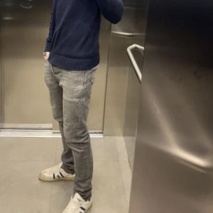 Grå jeans från Jack & Jones 32/32 - Säljer ett par klassiska grå jeans från Jack & Jones med snygg tvätt och raka ben| Jeansen är utav den klassiska modellen Slim Glenn och är i storleken 32/32| Hör av dig vid funderingar! 