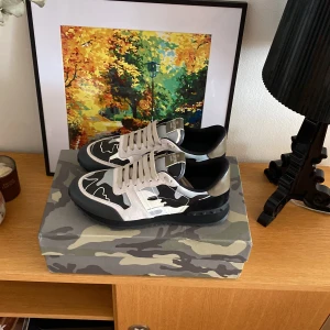 Valentino Garavani Rockrunner sneakers - Snygga Valentino Garavani Rockrunner sneakers använda fåtal gånger. Asfeta inför Höst/Vinter