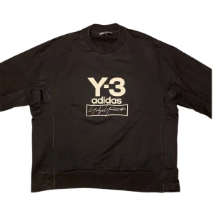 Yohji Yamamoto X Adidas Y3 sweatshirt  - Adidas X Yohji Yamamoto sweatshirt i storlek L. Jag på bilden är 180 cm. Mått: armhåla till armhåla - 66 cm, längd - 58 cm. Skriv för fler bilder och frågor!