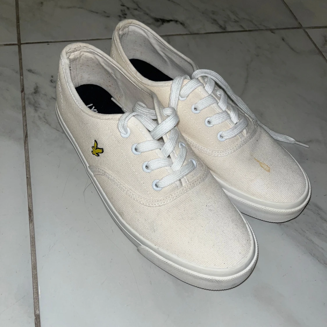 Vita sneakers från Lyle & Scott