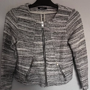 Stickad tröja  - Använd få gånger men är som ny 