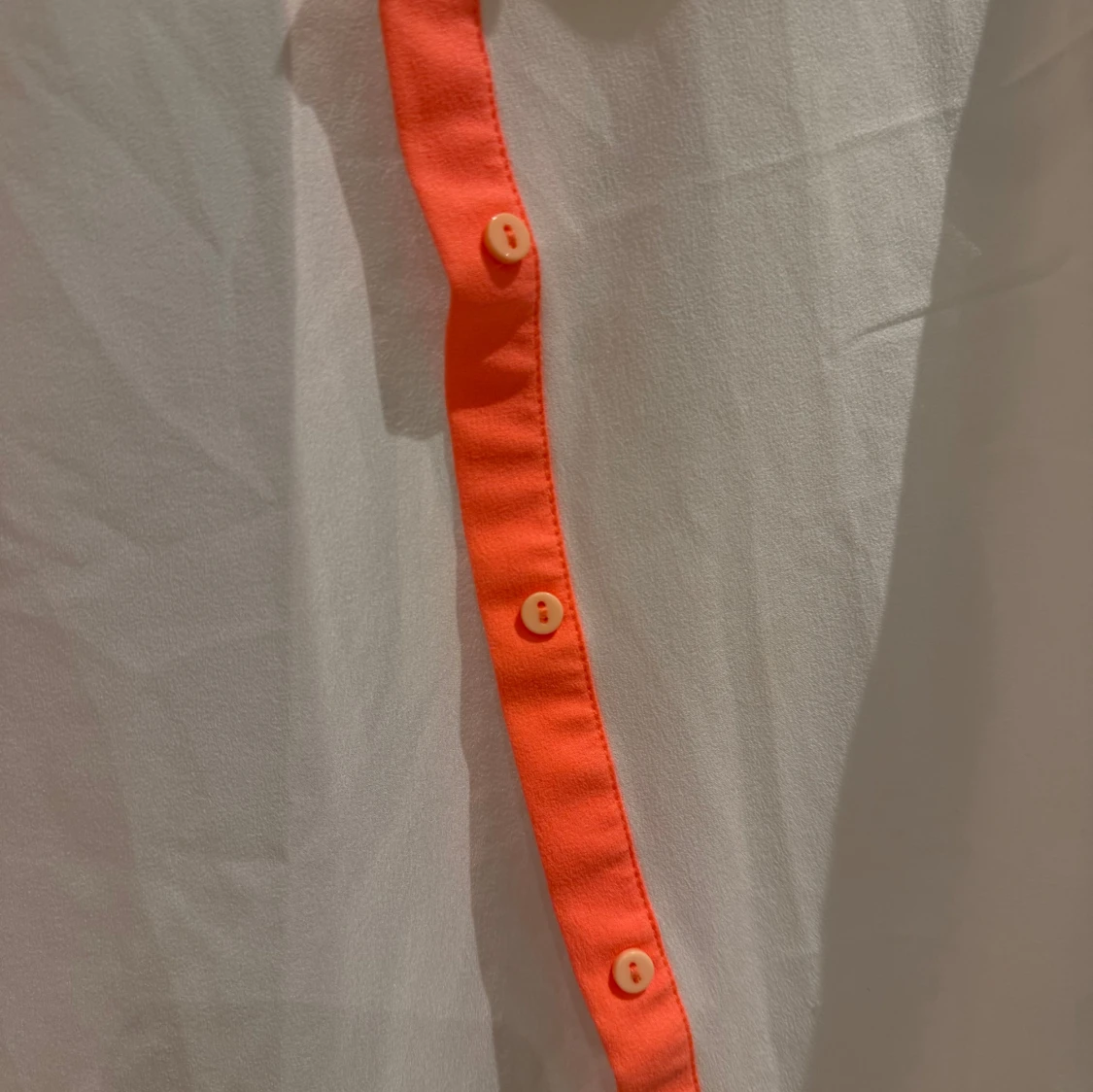 Vit ärmlös blus med korallfärgade detaljer - 2