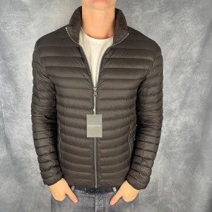 Colmar jacka - Hej säljer nu min fina Colmar jacka i storlek S-M. Den är i mycket bra skick och kommer vara otroligt snygg nu i höst. Nypris cirka 3000kr! Vi kommer att sälja liknande produkter så glöm inte följa profilen!🌊🍾