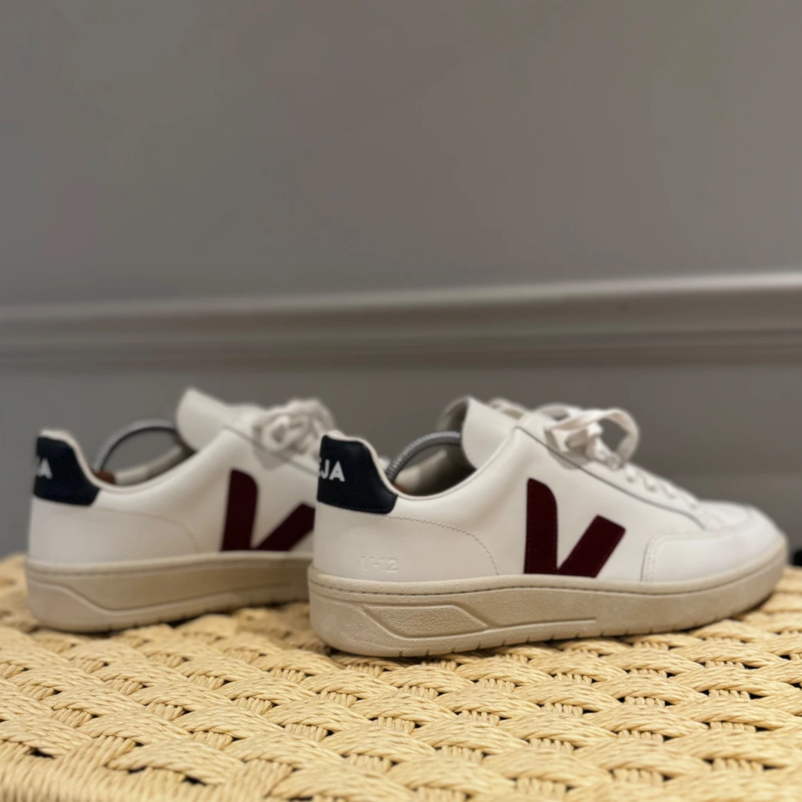 Veja V-12 vita med vinrött V  - 3