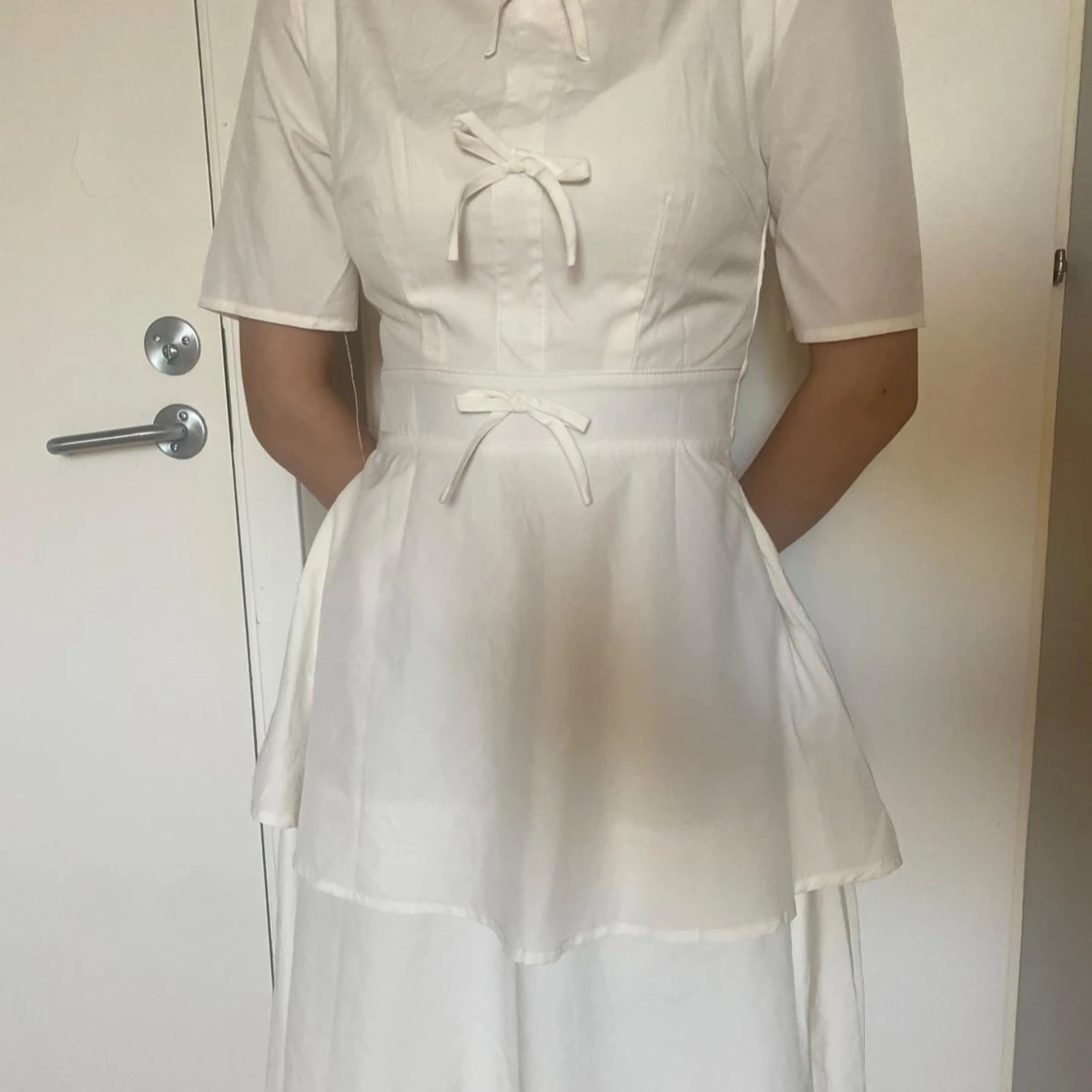 Vit långklänning med knyt och volanger - 1