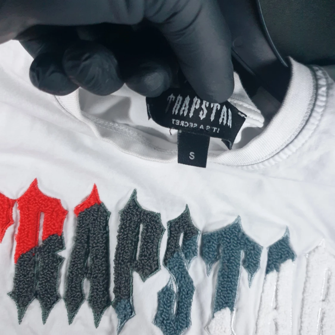 Vit Trapstar t-shirt med broderad logga - 1