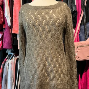 Olivgrön stickad tröja från nowOn - Säljer en olivgrön stickad tröja från nowOn. Tröjan har ett genomgående hålmönster, rund halsringning, glitter/skimmer i garnet och långa ärmar. Den är mjuk och har en loose passform. Kan tänka mig att tröjan passar storlekarna S-L.