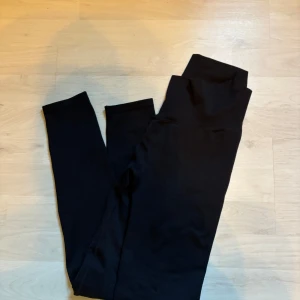 Aimn shape seamless tights  - Svarta leggings med hög midja och bred linning. Tight passform och stretchigt material som sitter skönt mot kroppen. Perfekta för träning eller chill. Klassisk och enkel design utan synliga detaljer. Ord. 699