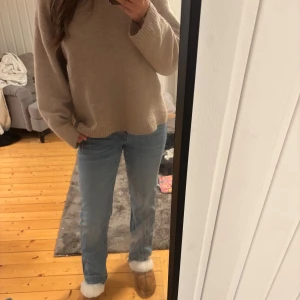 Low waist jeans - Low waist jeans från lager 157! Säljer då de är för små för mig som vanligtvis har 38/M i jeans. 💕