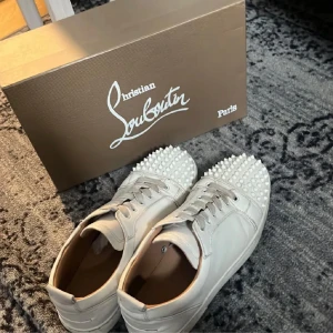 Louboutin skor - Riktigt feta loubs i läder. Box medföljer, skriv om du har ytterligare frågor!