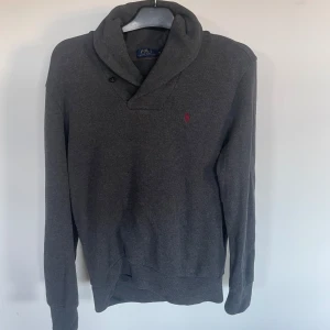 Ralph lauren tröja - Säljer nu denna snygga tröja för ett billigt då den inte kommer till användning längre! Det är strl S och har inga skador. Har ni frågor eller funderingar är det bara att fråga.