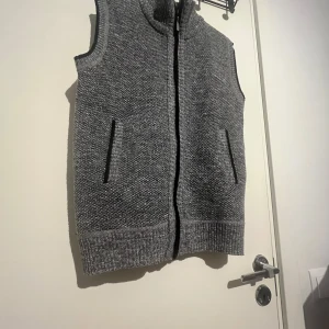 Grå stickad väst med dragkedja - Säljer denna väst då den inte satt så bra på mig och jag passa inte i den. Den är perfekt till dig som vill ha nåt snyggt nu till hösten.