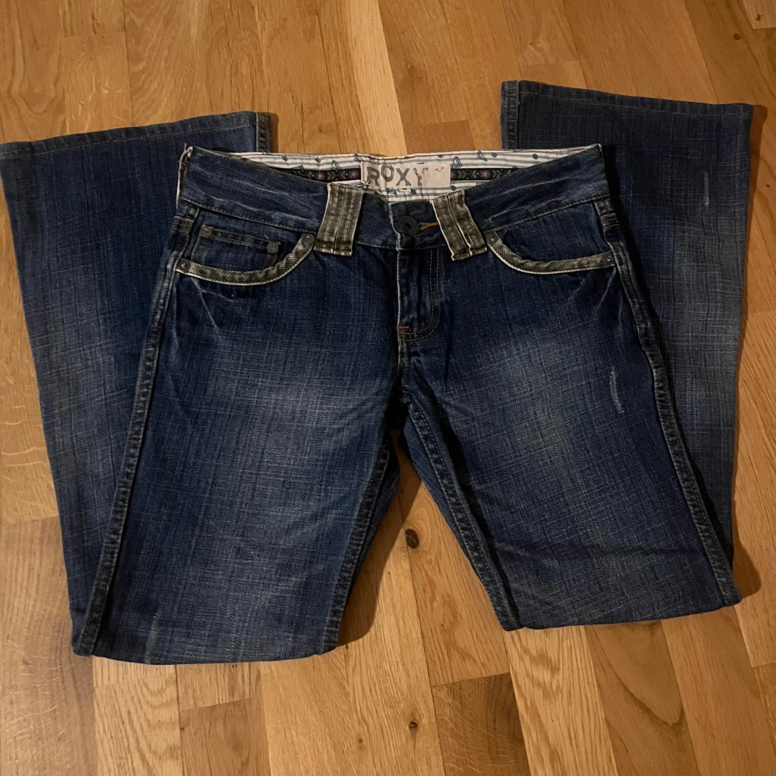 Blå bootcut jeans från Roxy - 2