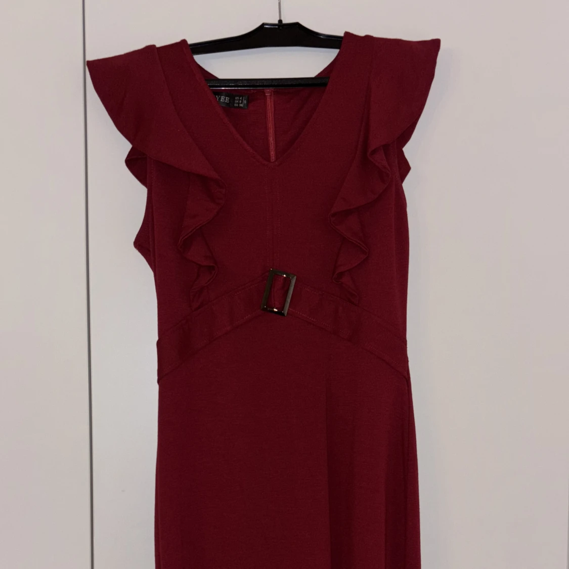 Vinröd klänning med bälte och volang - 3