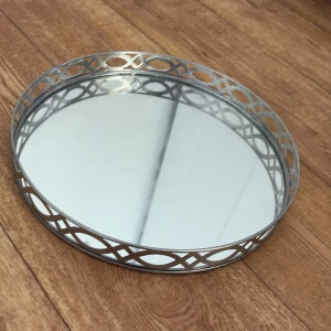 Bricka - Fin spegel bricka! Kan behöva torkas av annars helt nytt skick endast legat i skåpet nu.