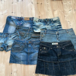 Mix av jeanskjolar i olika tvättar - Säljer flera coola jeanskjolar i olika blå nyanser och tvättar. Några har råa kanter, dragkedjor, nitar eller broderier. Märken som Only och Miss News finns med. Perfekt för dig som gillar denim och vill ha olika stilar att välja mellan. Ett par kostar runt 250-270! Om man köper flera kan priset sänkas!