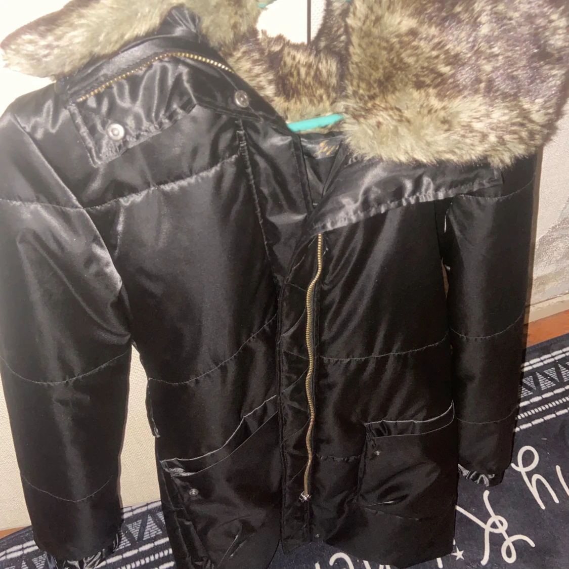 Svart pufferjacka med pälsluva