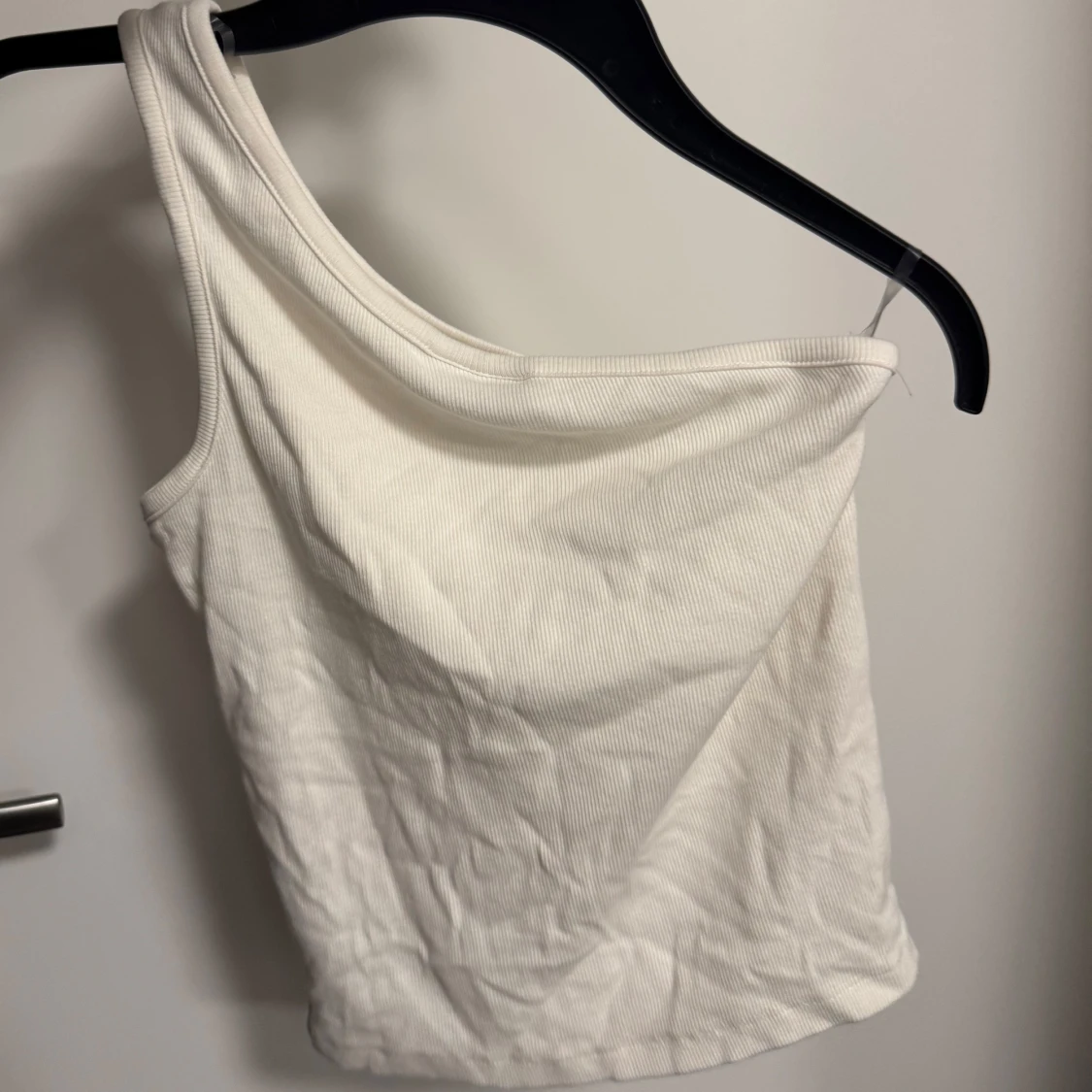 Vit ribbad one shoulder topp - 1