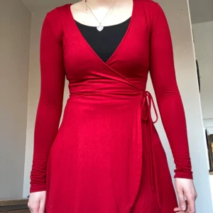 Röd klänning - Supersnygg röd omlottklänning med knytning ❤️🩰🌹 Säljer då den är för liten för mig