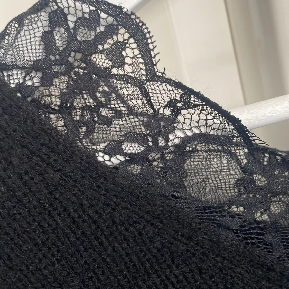 Svart stickad tröja med spetsdetalj - 1