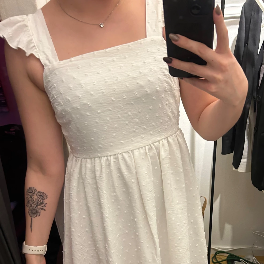 Vit kortklänning med volangärmar strl S