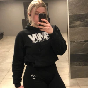 Svart hoodie Aware Nutrition - Aware nutrition hoodie i storlek L.